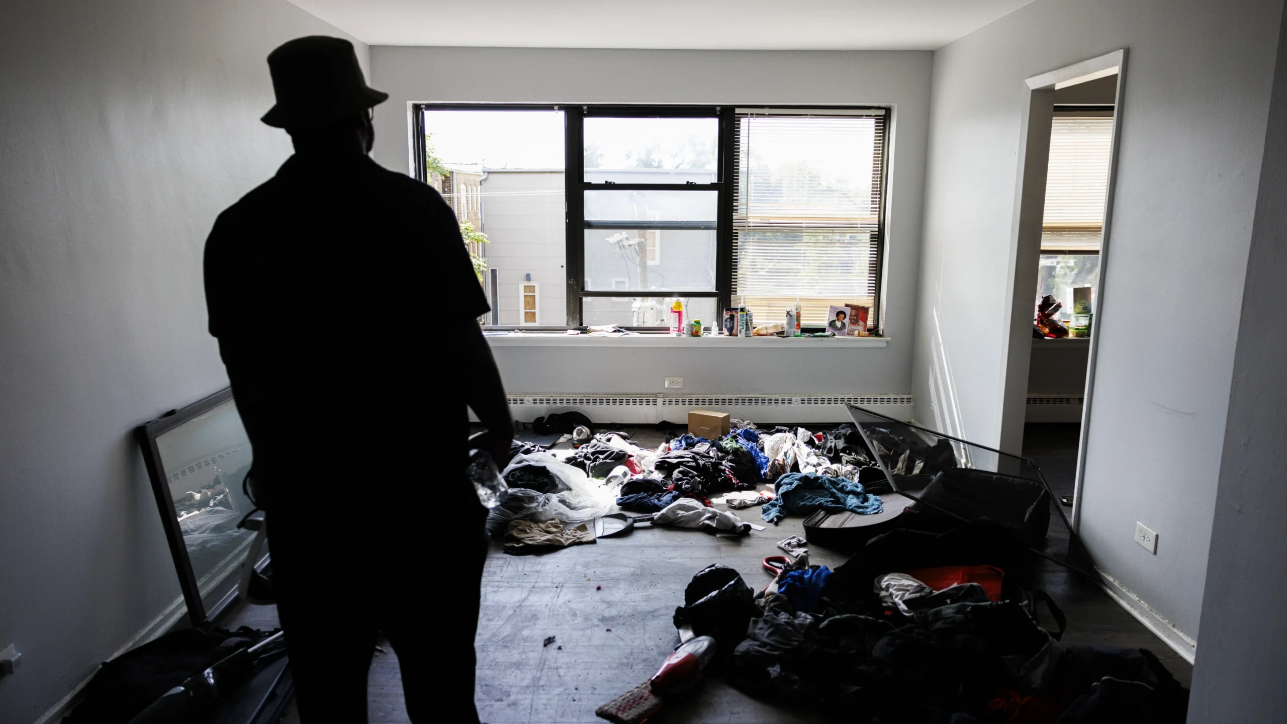 Massive immigration raid on Chicago apartment building leaves residents reeling: ‘I feel defeated’